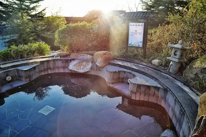 不同的光线,有着不同的光影效果.就让温泉池有着不同的光影效果.