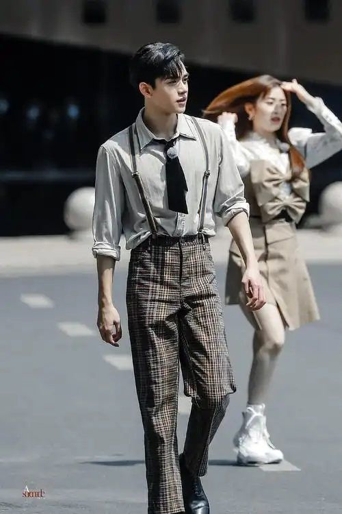 lucas黄旭熙这倒三角身材爱了爱了啊造型好评更新几张