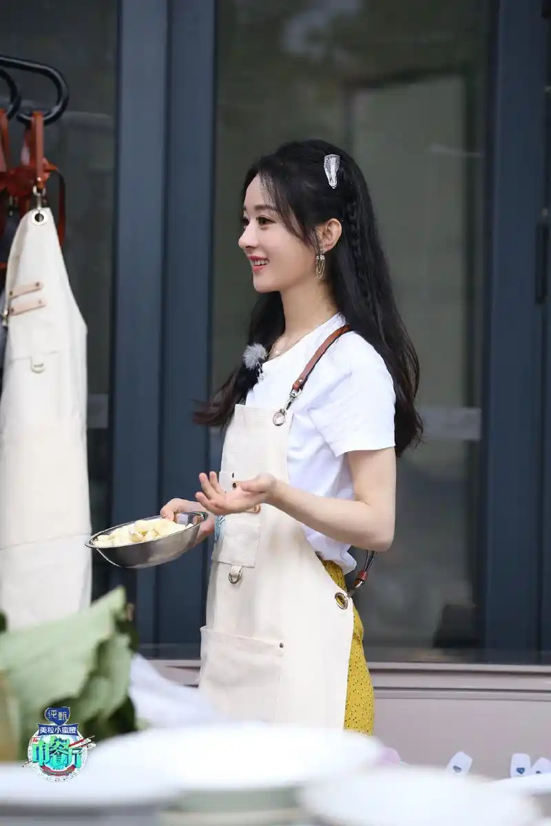 简介:赵丽颖《中餐厅第四季》第十期剧照图片,分享一组赵丽颖图片给