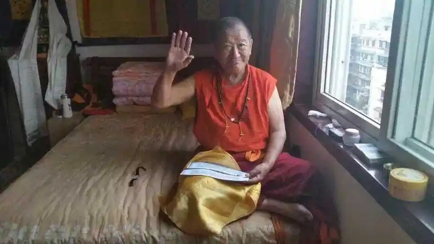 四川省阿坝州壤塘县藏哇寺 这是藏哇寺的吉美多吉法王^_^   显示炔靠