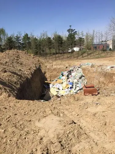 东坝郊野公园里疑似挖坑埋垃圾?