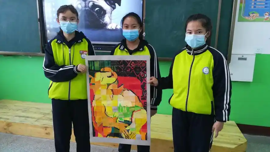 在色彩斑斓的世界中找到自己——八年级实验绘画作品展2020.12