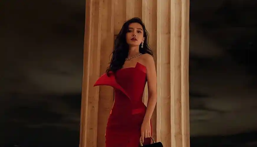 杨颖风波再升级,疑暗秀某会标志,父亲国籍被扒,过往言论引争议_网友