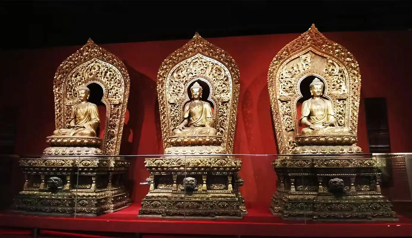皇宫供奉的三身佛金身,法相庄严,精美绝伦