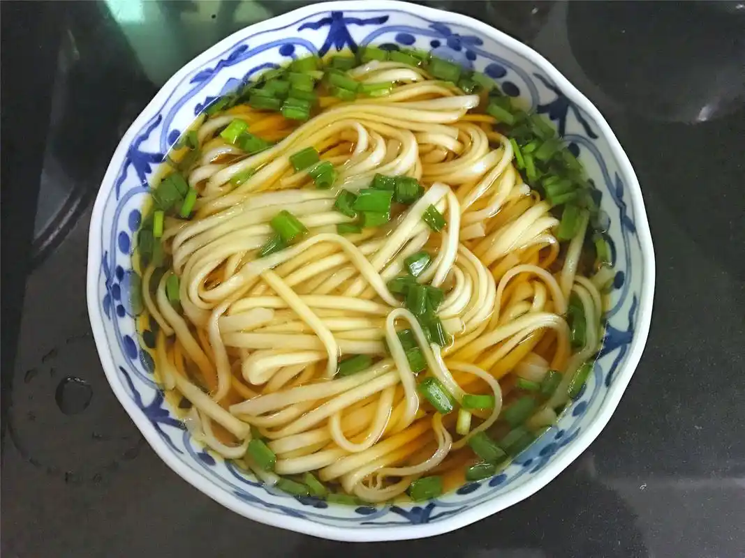 最适合懒人的一碗面,5分钟搞定,酸爽开胃,比煮泡面还简单