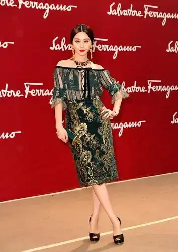 范冰冰衣品霸气回归!一袭墨绿色蕾丝长裙优雅迷人,时髦又有气场