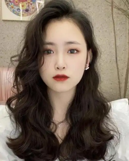 适合圆脸的中卷发,剪完巨显脸小的中卷发_发型造型_宝妈时尚生活网