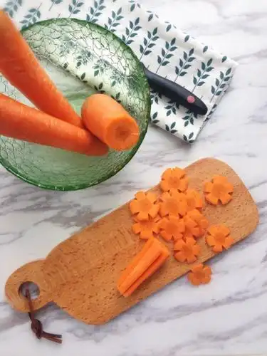 胡萝卜花是厨房常备款,可以炒肉片,炒蛋,煲汤,凉菜摆盘等等!