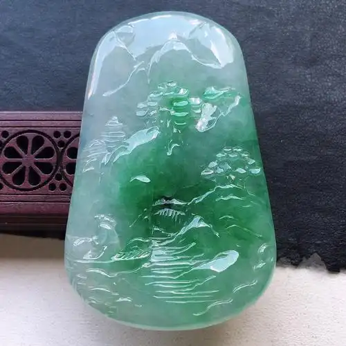 山水吊坠,翡翠糯冰种大件厚装带绿山水吊坠