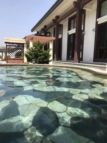 东泉温泉位于大连市普湾新区小黑山风景区,这里山青水秀,景色宜人