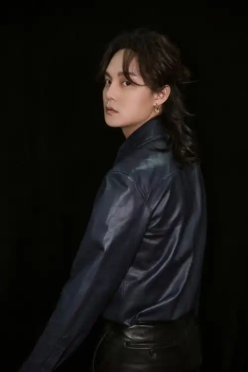 尹正长发出席某品牌活动 分享另类穿搭幽默满分