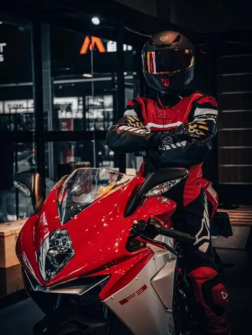 骑摩托车的男人是不是比开车的男人帅多了