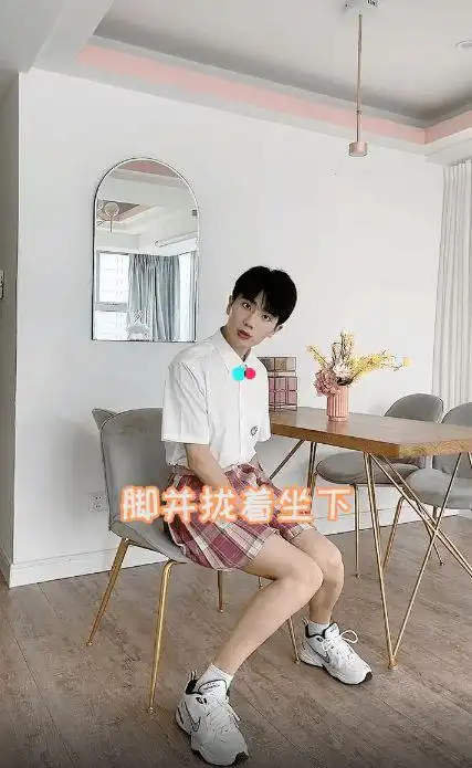 果然学长穿林晚晚jk制服裙腰细腿长比女生好看却被质疑穿假货