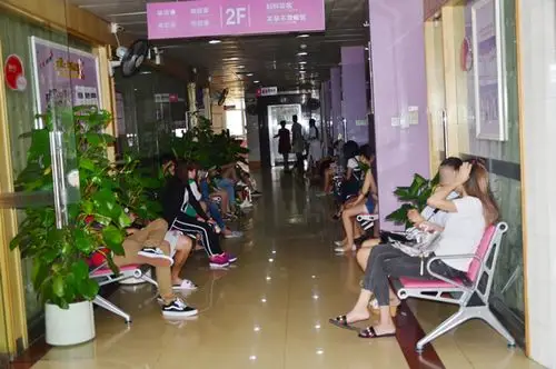 东莞现代妇产科医院双节假期门诊爆满就诊患者排长队