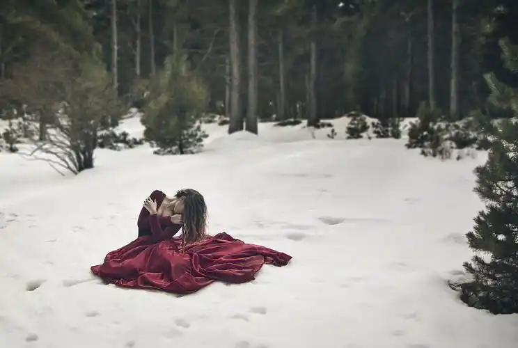 人物美女户外美女自然雪服装红色礼服冬季风景冷womenwomenoutdoors