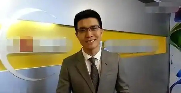 央视梗王朱广权如今44岁白了头仍没结婚年轻时也是帅小伙