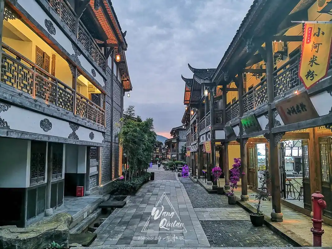 白天繁华夜晚梦幻金佛山下天星小镇重庆的长安十二时辰