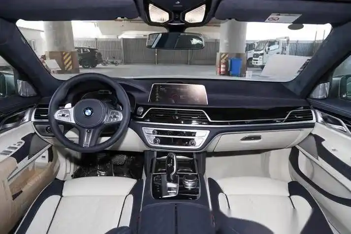 比s级操控更好更便宜,车长近5米3的进口豪华大旗舰,实拍宝马7系 2023