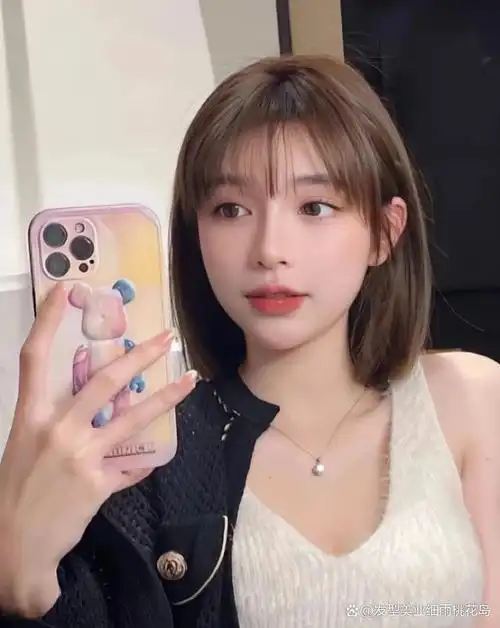 不需要太长,刘海可以剪短一些,然后短发的长度在下巴左右的位置比较好