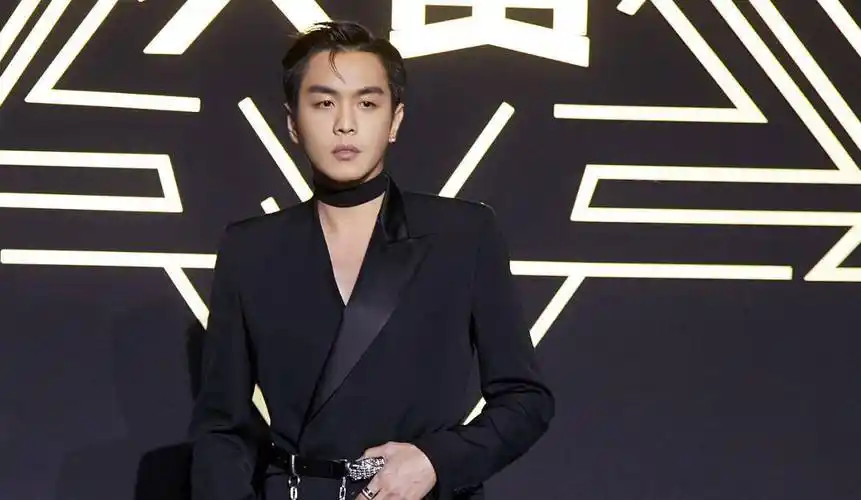 原创 都说张若昀红毯造型很狂野,看到他打唇钉的旧照,一点都不意外-万