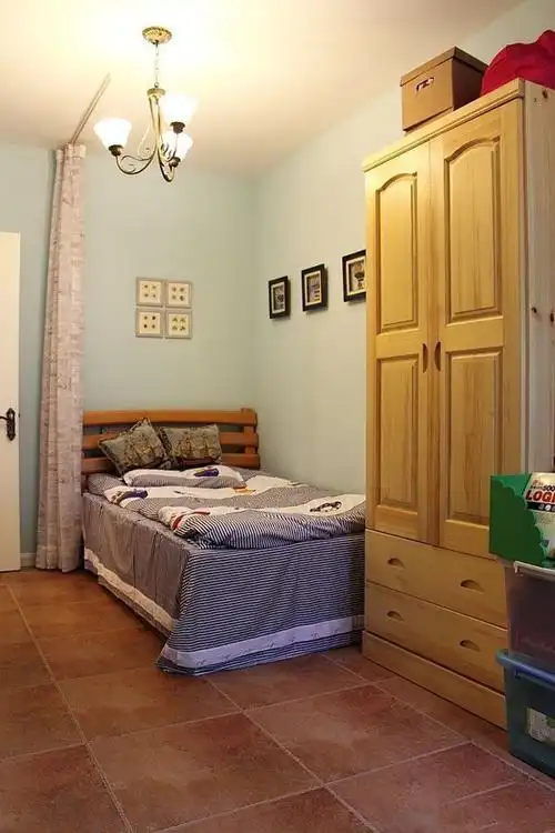 50平二居田园风格家庭卧室床壁画灯具装修效果图