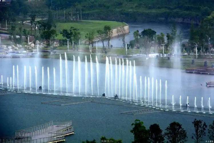 这天,营山新时代广场(水景广场)太多的人了