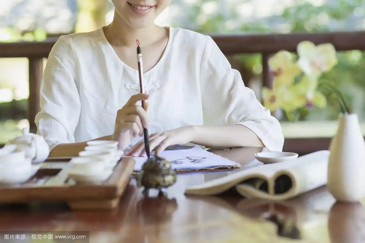 年轻女人写书法
