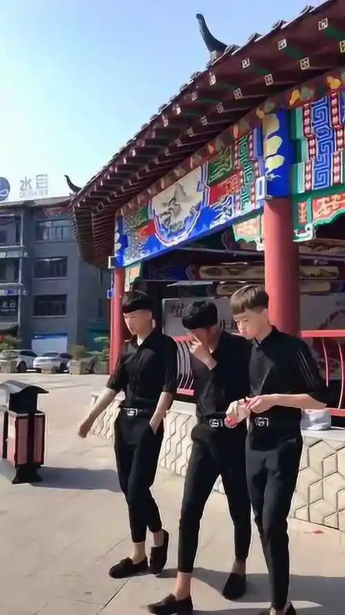 当精神小伙遇到精神小伙这也太有排面了气质拿捏的很稳