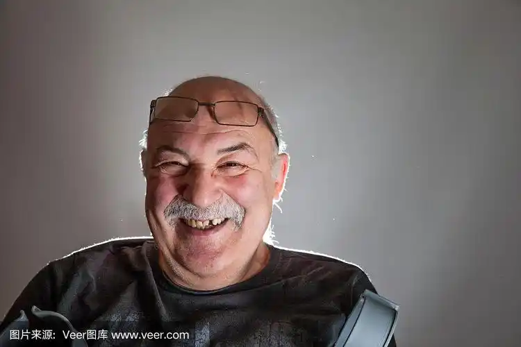 带着拐杖微笑的成熟秃顶男人