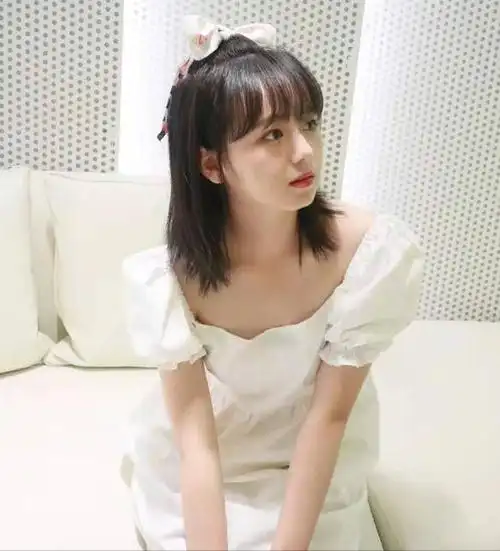 16岁"小宝钗"钟宝儿近照曝光,脸型稍显圆润,却依旧灵动可爱