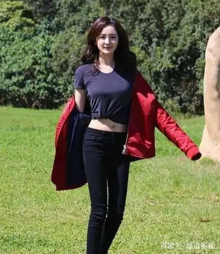 女星夏日露肚脐装,杨幂郑爽迪丽热巴哪个是你心中的小腰精?