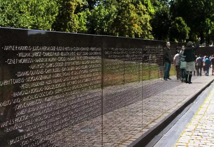 华盛顿宪法公园 写美篇        ▼林肯纪念堂两侧分别是越战纪念碑和