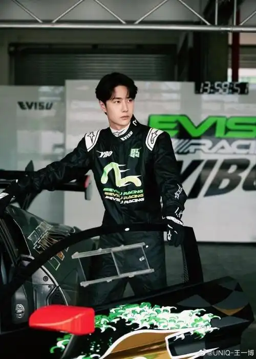 王一博分享六宫格随拍 穿赛车服拿头盔帅气飒爽