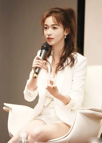 20 mb 原图尺寸:1440*2016 查看原图简介:一组精美的吴谨言接受采访