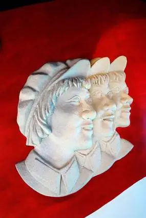 红色娘子军浮雕