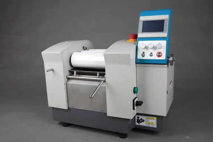 公司新开发的数控精密实验室用三辊机