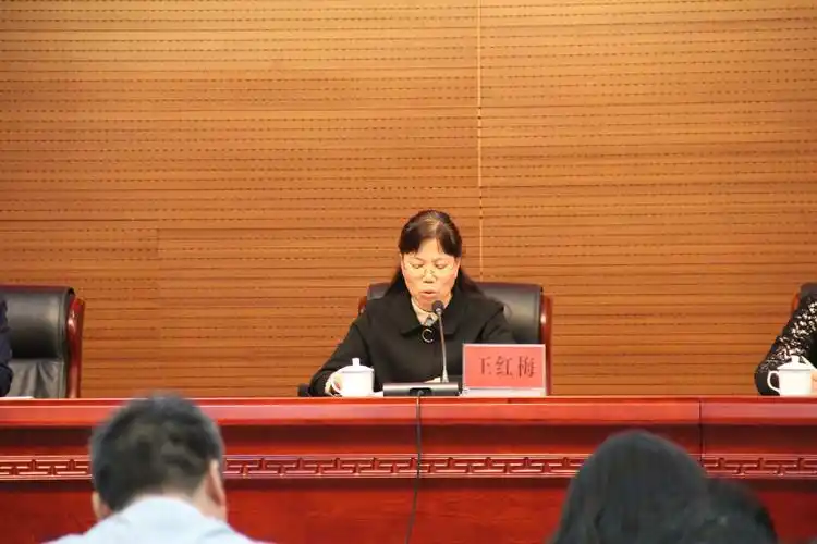 市语委秘书长王红梅同志会上宣读"关于调整永济市语言文字工作委员会