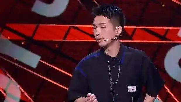 脱口秀大会表演型选手豆豆无实物演绎飞机上偶遇彭于晏