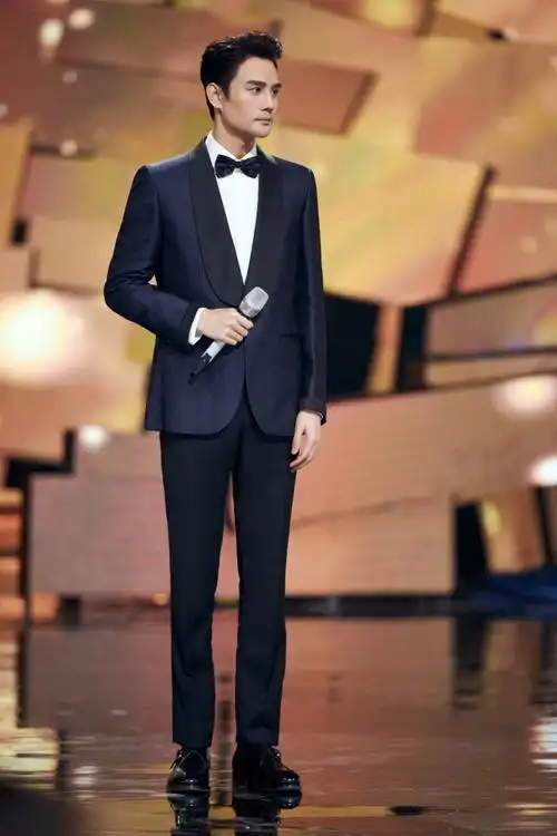 王凯第31届金鹰奖舞台写真西装笔挺帅气爆棚