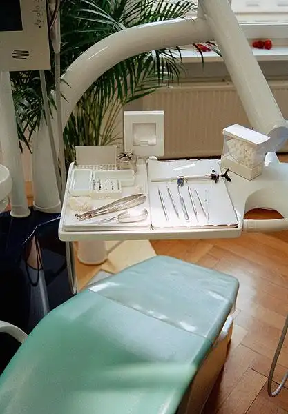 牙医椅子和牙科工具