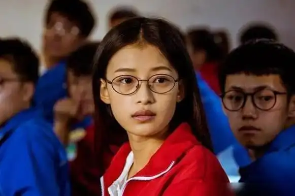 当然,除了样貌和着装要符合初中生,在神态与动作上,孙怡也是做足了