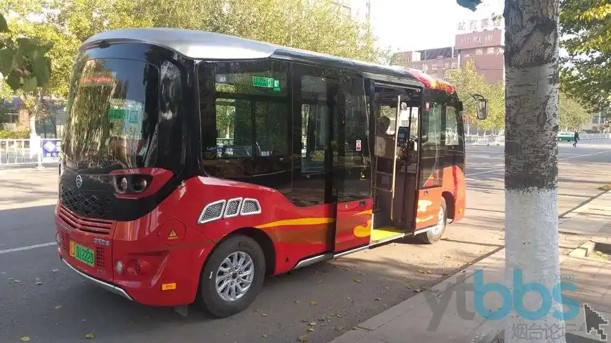 出租车不多.三蹦子不少.第一次见到q版的公交