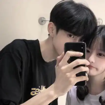 情侣头像双人两张一副看透世俗的样子