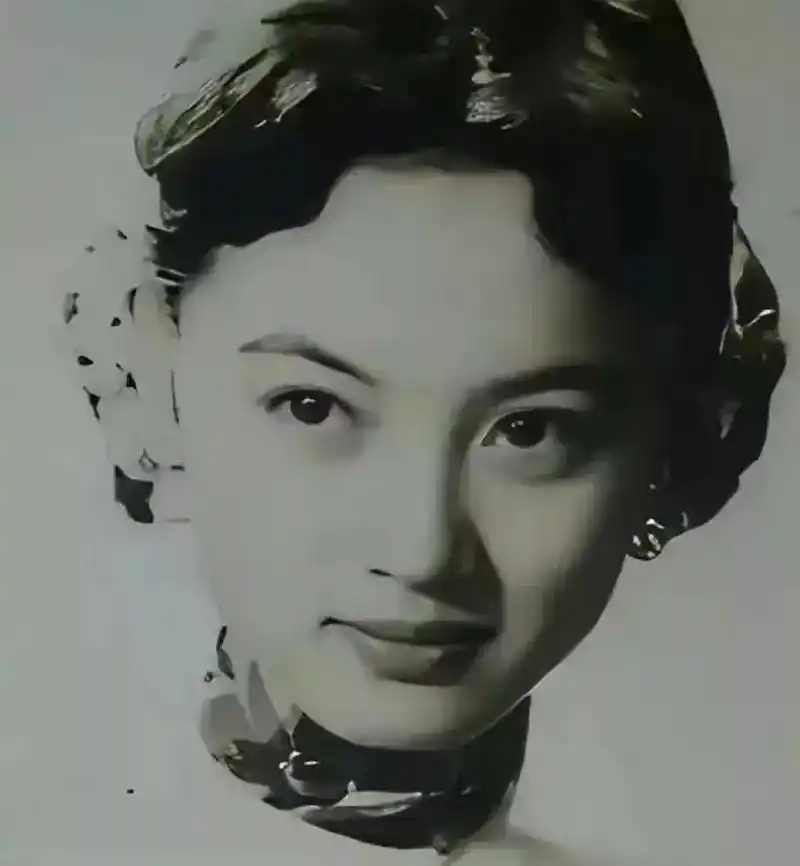 民国老照片:这位眉目如画,眼如水杏,有着倾国之姿的妇人名叫钱秀芬.