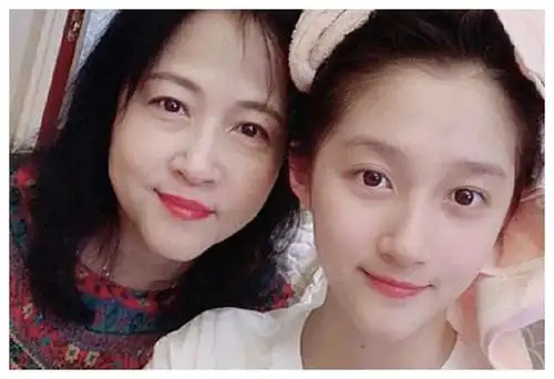 关晓彤姐姐疑似去世5年,全家一言未发,父亲还在为小女儿做宣传|关晓彤