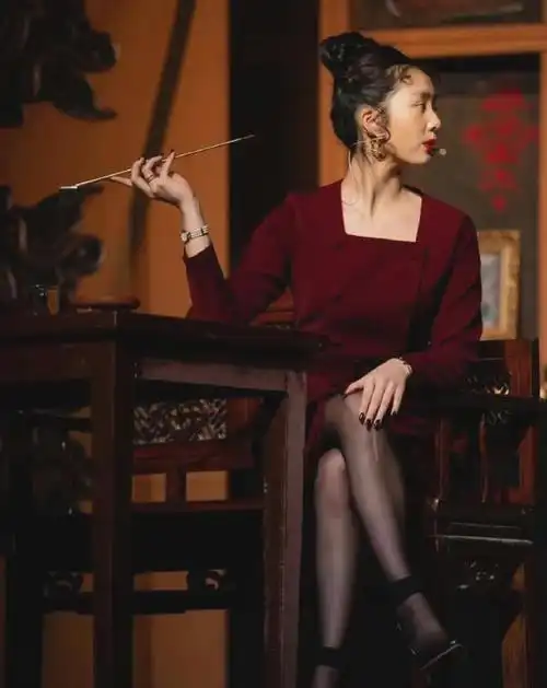 图片中,黄多多盘着一头卷发,中分发型,头顶上挽成了漂亮的发髻,鬓角落