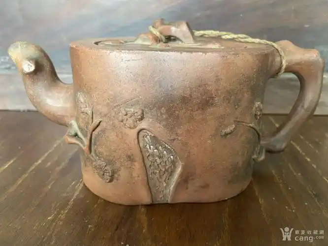 从做工上看是清末的,壶嘴的工艺比民国的好很多,底款"宜兴紫砂茶壶"