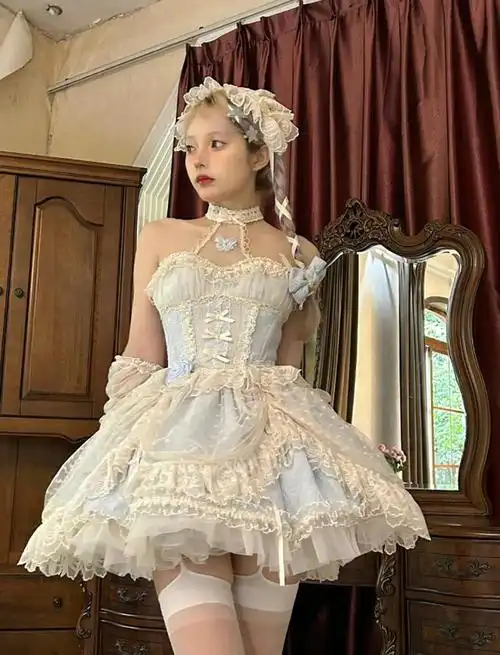 说到洛丽塔,很多人首先想到的是甜美,可爱,华丽,公主等形容词,常见的