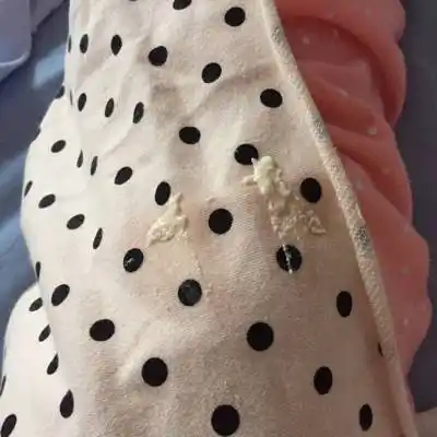 宝宝老吐这样的奶瓣怎麼回事,躺那乱动就会吐