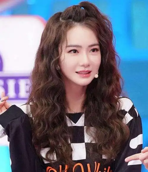 羊毛卷打理方法羊毛卷发型图片女一,使用护发素烫完头发后,你必须使用